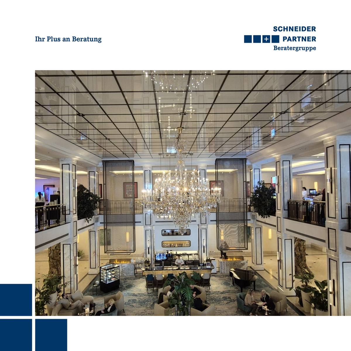 Ein Blick von oben in die Lounge eines Hotels