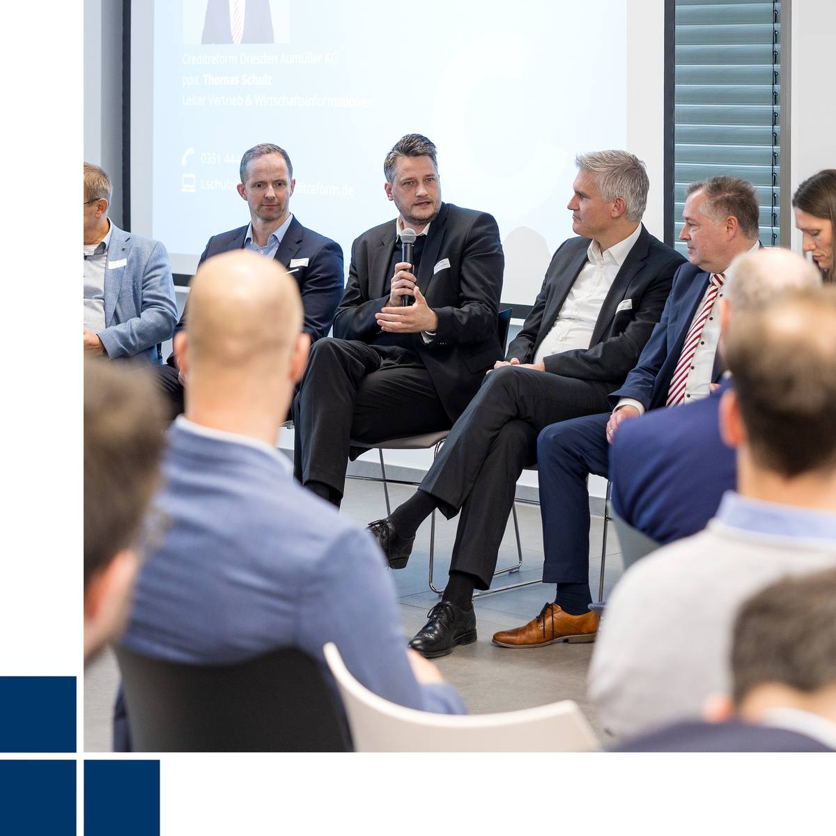 Jens Titze von der Purakon GmbH im Gespräch mit weiteren Teilnehmern der Podiumsdiskussion