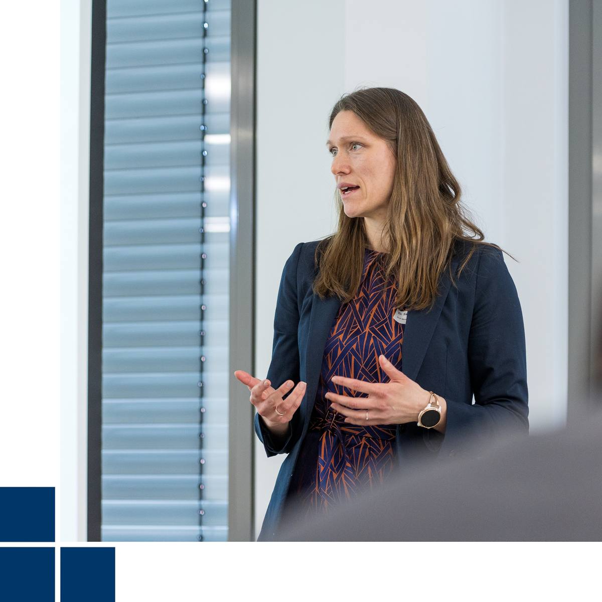 Dr. Saskia Stöch von der PURAKON GmbH steht als Rednerin vor dem Publikum