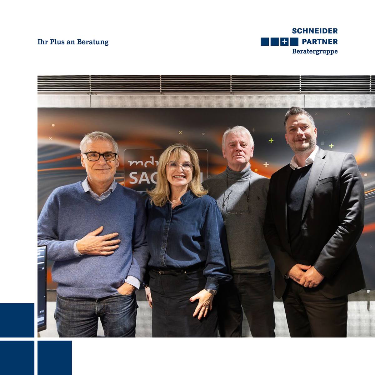 Eine Frau und drei Männer stehen frontal in die Kamera lächelnd nebeneinander in einem Aufnahmestudio des MDR Sachsen.